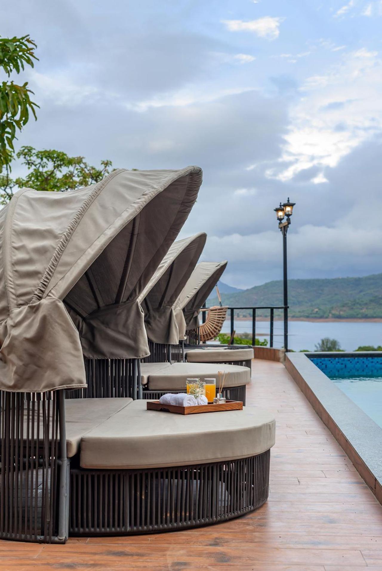 Stayvista At La Nirvana With Pool, Music Speaker & Indoor-Outdoor Game Lonavala Eksteriør billede